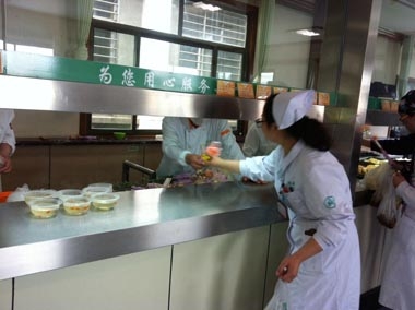 齐鲁医院餐厅向医院女职工赠送康乃馨 齐鲁医院餐厅向医院女职工赠送康乃馨