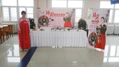 餐厅员工身着韩国服装站在展台前 餐厅员工身着韩国服装站在展台前