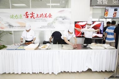 餐厅现场员工表演甩饼、拉面、片烤鸭 餐厅现场员工表演甩饼、拉面、片烤鸭