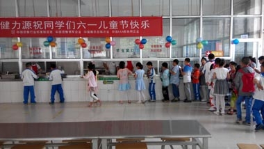 健力源某餐厅内小学生们排队打餐 健力源某餐厅内小学生们排队打餐