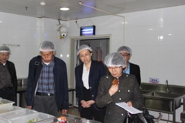 烟台市教育局领导参观育才中学健力源餐厅后厨 烟台市教育局领导参观育才中学健力源餐厅后厨