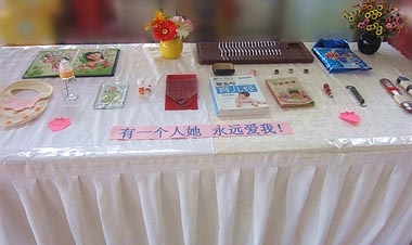 “关爱母亲,慈母展区”中的各种物件 “关爱母亲,慈母展区”中的各种物件