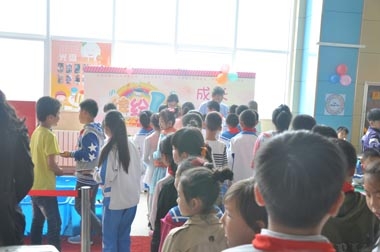 小学生们排队领取奖品 小学生们排队领取奖品