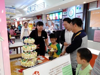 济南银座美食广场向顾客赠送蛋糕 济南银座美食广场向顾客赠送蛋糕