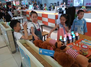 孩子们在济南美食广场挑选礼物 孩子们在济南美食广场挑选礼物