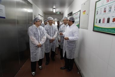 荐董引导北京奔驰领导参观餐厅后厨 荐董引导北京奔驰领导参观餐厅后厨