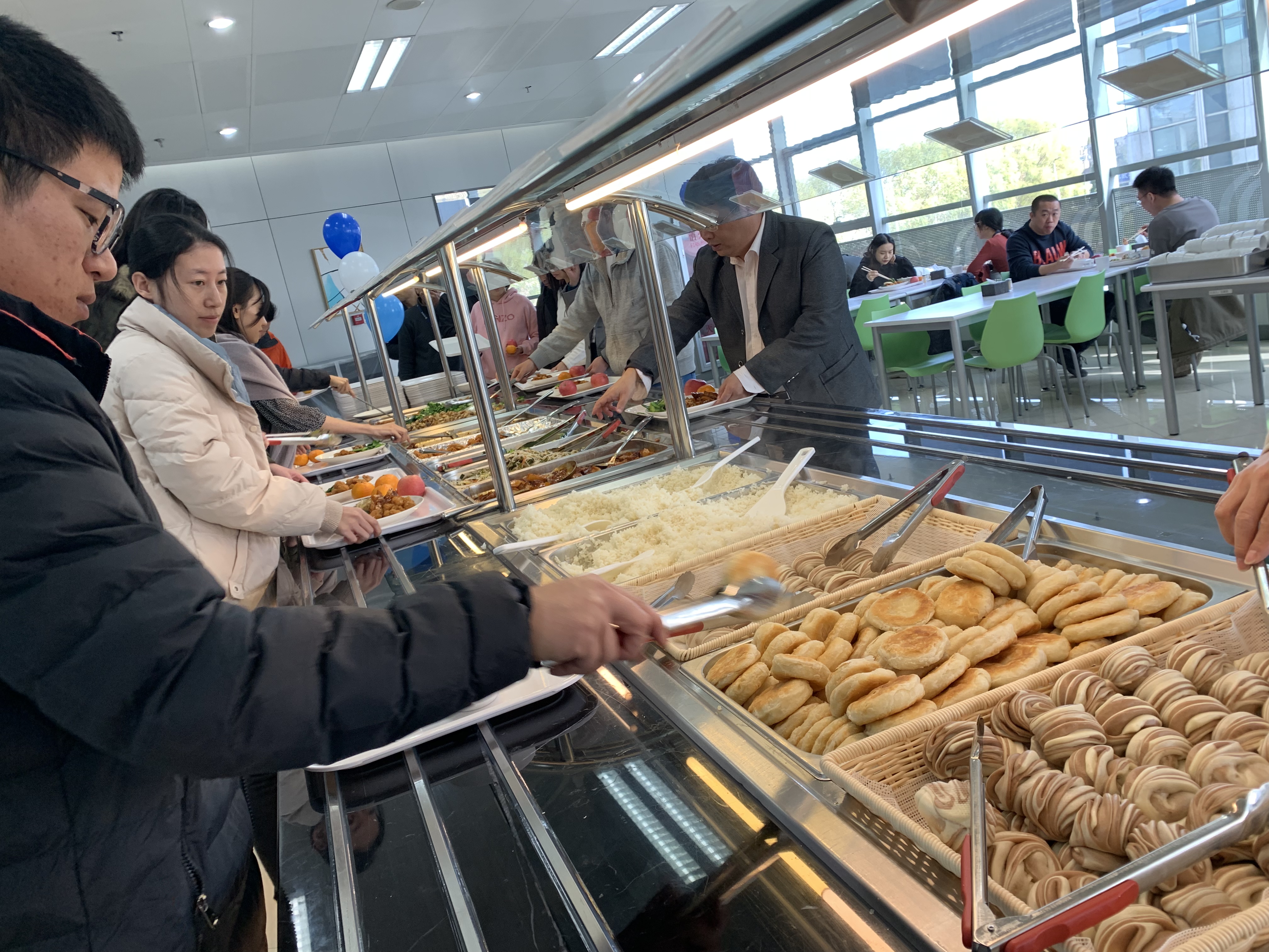 空客健力源餐厅自助餐取餐